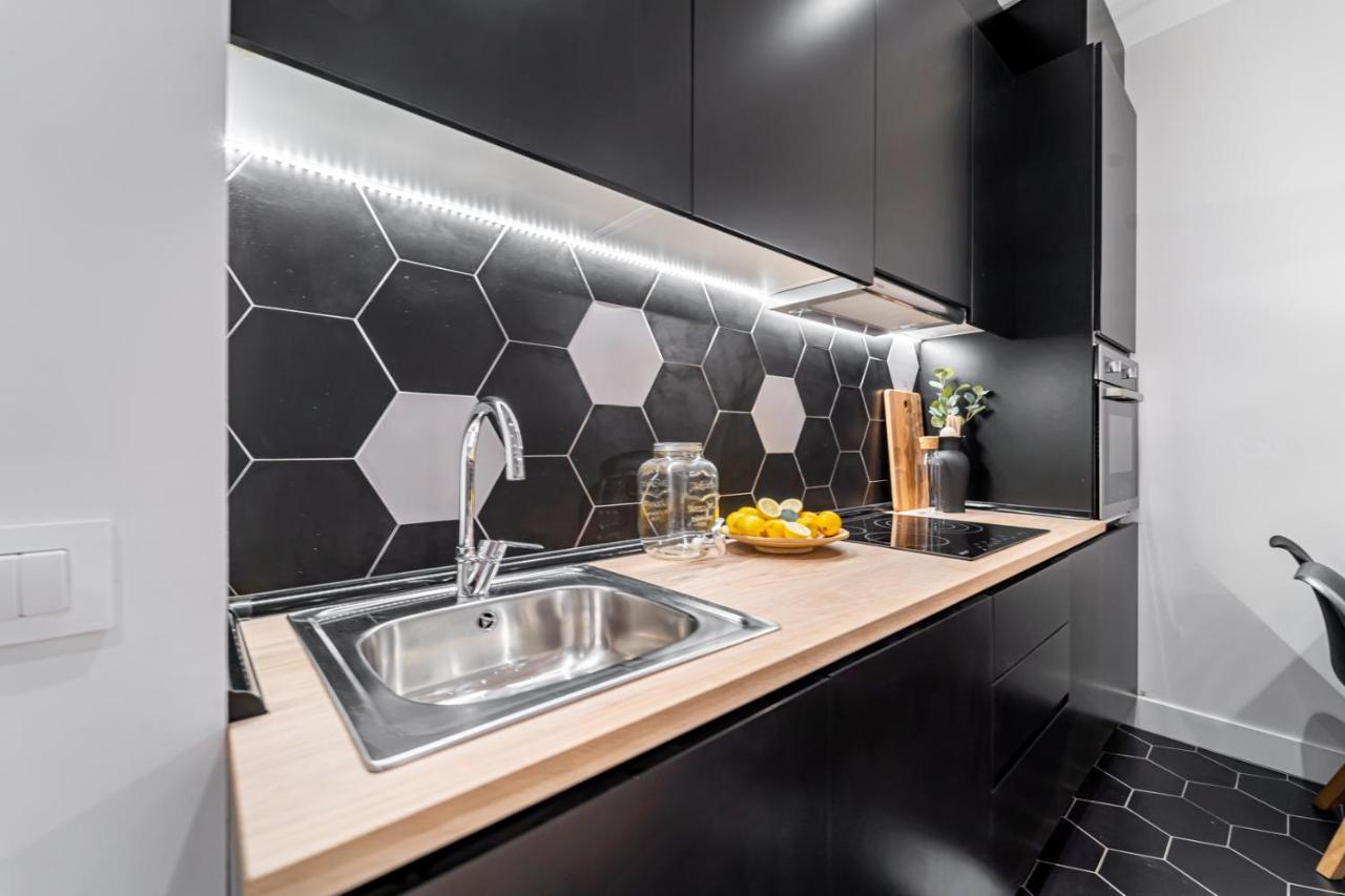 Edsam Madrid Apartments Black ภายนอก รูปภาพ