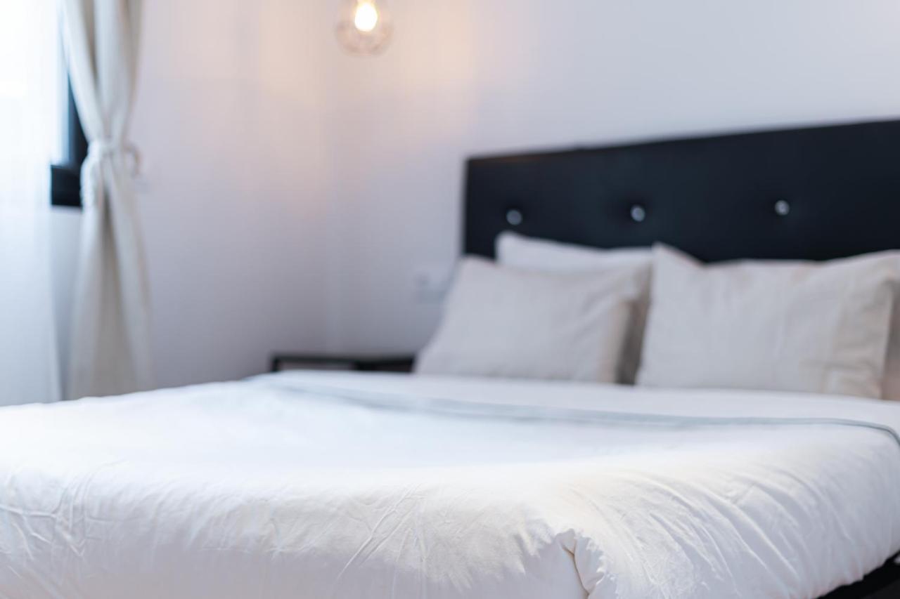 Edsam Madrid Apartments Black ภายนอก รูปภาพ