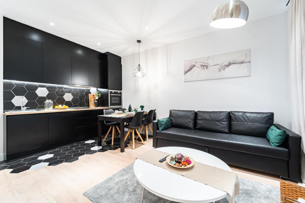 Edsam Madrid Apartments Black ภายนอก รูปภาพ